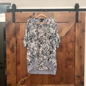 Alisha and Chloe, Lace trim cover-up